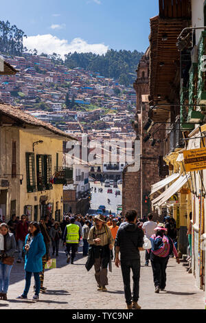 Blick entlang der Calle Marquez in Richtung Plaza de Armas in Cusco, Peru, Südamerika, Stockfoto