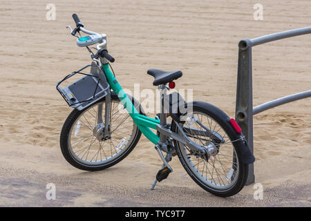 Beryl Bike Bike-Fahrrad parkt am Promenadenstrand in Bournemouth, Dorset UK im Juni Stockfoto