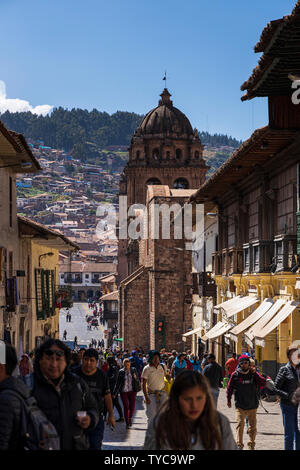 Blick entlang der Calle Marquez in Richtung Plaza de Armas in Cusco, Peru, Südamerika, Stockfoto