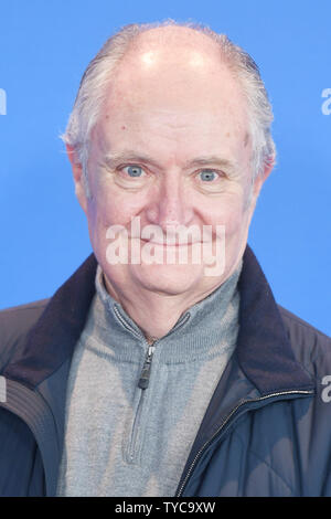 Der britische Schauspieler Jim Broadbent nimmt ein Foto für Schwarz 47 auf der 68. Berlinale am 16. Februar 2018. Foto von Rune Hellestad/UPI Stockfoto