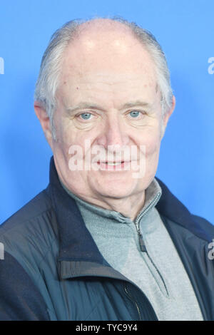 Der britische Schauspieler Jim Broadbent nimmt ein Foto für Schwarz 47 auf der 68. Berlinale am 16. Februar 2018. Foto von Rune Hellestad/UPI Stockfoto