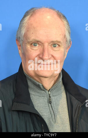 Der britische Schauspieler Jim Broadbent nimmt ein Foto für Schwarz 47 auf der 68. Berlinale am 16. Februar 2018. Foto von Rune Hellestad/UPI Stockfoto