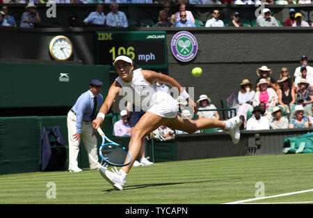 Spaniens Garbine Muguruza spielt eine Vorhand in ihrem Match gegen Großbritanniens Naomi Broady am zweiten Tag der 2018 Wimbledon Championships in London am 3. Juli 2018. Muguruza besiegt Broady 6-2, 7-5. Foto von Hugo Philpott/UPI Stockfoto