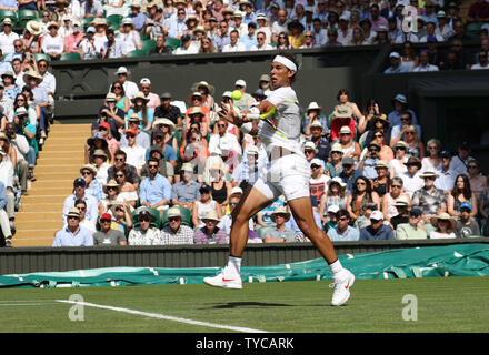 Spanisch Rafael Nadal spielt eine Vorhand in seinem Match gegen Israeli Dudi Sela am zweiten Tag der 2018 Wimbledon Championships, London am 3. Juli 2018. Nadal besiegte Sela 6-3 6-3 6-3. Foto von Hugo Philpott/UPI Stockfoto