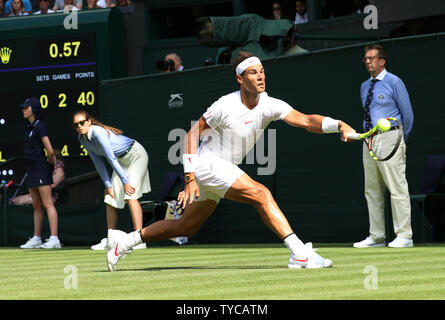 Spanisch Rafael Nadal spielt eine Vorhand in seinem Match gegen Israeli Dudi Sela am zweiten Tag der 2018 Wimbledon Championships, London am 3. Juli 2018. Nadal besiegte Sela 6-3 6-3 6-3. Foto von Hugo Philpott/UPI Stockfoto