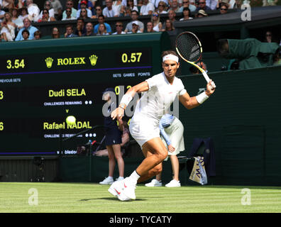 Spanisch Rafael Nadal spielt eine Vorhand in seinem Match gegen Israeli Dudi Sela am zweiten Tag der 2018 Wimbledon Championships, London am 3. Juli 2018. Nadal besiegte Sela 6-3 6-3 6-3. Foto von Hugo Philpott/UPI Stockfoto