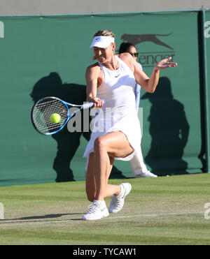 Russin Maria Sharapova spielt eine Rückhand in ihr Match gegen russische Vitalia Diatchenko am zweiten Tag der 2018 Wimbledon Championships in London am 3. Juli 2018. Foto von Hugo Philpott/UPI Stockfoto