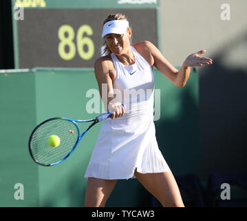 Russin Maria Sharapova spielt eine Rückhand in ihr Match gegen russische Vitalia Diatchenko am zweiten Tag der 2018 Wimbledon Championships in London am 3. Juli 2018. Foto von Hugo Philpott/UPI Stockfoto