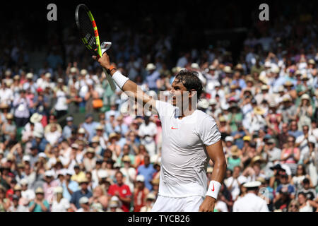 Der Spanier Rafael Nadal feiert Sieg in seinem Match gegen Australien Alex De Minaur am sechsten Tag des 2018 Wimbledon Championships, London am 7. Juli 2018. Nadal besiegte De Minaur 6-1, 6-2, 6-3. Foto von Hugo Philpott/UPI Stockfoto