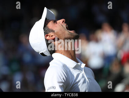 Serbiens Novak Djokovic reagiert in seinem Match gegen England's Kyle Edmund am sechsten Tag des 2018 Wimbledon Championships in London am 7. Juli 2018. Djokovic besiegt Edmund 4-6, 6-3, 6-2, 6-4. Foto von Hugo Philpott/UPI Stockfoto