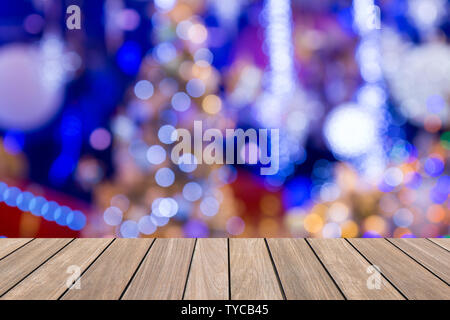 Weihnachten Hintergrund mit leeren Holzdeck Tabelle über festliche Bokeh. Bereit für die Montage. Stockfoto