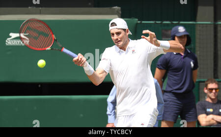 Der Amerikaner John Isner gibt die Kugel in seinem Match gegen Südafrika von Kevin Anderson im Halbfinale der Männer der 2018 Wimbledon Championships in London am 13. Juli 2018. Foto von Hugo Philpott/UPI Stockfoto