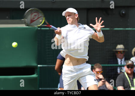 Südafrikas Kevin Anderson gibt die Kugel in seinem Match gegen den Amerikaner John Isner im Halbfinale der Männer der 2018 Wimbledon Championships in London am 13. Juli 2018. Foto von Hugo Philpott/UPI Stockfoto