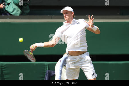 Südafrikas Kevin Anderson gibt die Kugel in seinem Match gegen den Amerikaner John Isner im Halbfinale der Männer der 2018 Wimbledon Championships in London am 13. Juli 2018. Foto von Hugo Philpott/UPI Stockfoto