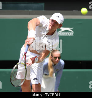 Südafrikas Kevin Anderson gibt die Kugel in seinem Match gegen den Amerikaner John Isner im Halbfinale der Männer der 2018 Wimbledon Championships, London Am 13. Juli 2018. Foto von Hugo Philpott/UPI Stockfoto