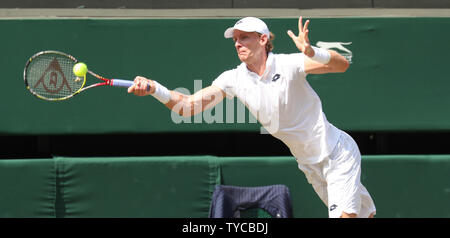 Südafrikas Kevin Anderson gibt die Kugel in seinem Match gegen den Amerikaner John Isner im Halbfinale der Männer der 2018 Wimbledon Championships, London Am 13. Juli 2018. Foto von Hugo Philpott/UPI Stockfoto