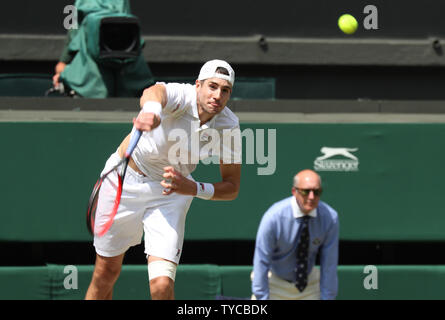 Der Amerikaner John Isner gibt die Kugel in seinem Match gegen Südafrika von Kevin Anderson im Halbfinale der Männer der 2018 Wimbledon Championships in London am 13. Juli 2018. Foto von Hugo Philpott/UPI Stockfoto