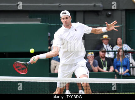 Der Amerikaner John Isner gibt die Kugel während seinem Match mit Südafrika von Kevin Anderson im Halbfinale der Männer der 2018 Wimbledon Championships in London am 13. Juli 2018. Anderson besiegt Isner 7-6, 6-7, 6-7, 6-4, 26-24. Das Match war die längste Halbfinale in Wimbledon Geschichte in 6 Stunden und 36 Minuten. Foto von Hugo Philpott/UPI Stockfoto