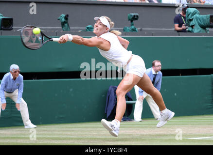 Deutschlands Angelique Kerber in Aktion gegen amerikanische Serena Williams im Finale der Frauen der 2018 Wimbledon Championships, London Am 14. Juli 2018. Kerber besiegte Williams 6-3, 6-3. Foto von Hugo Philpott/UPI Stockfoto