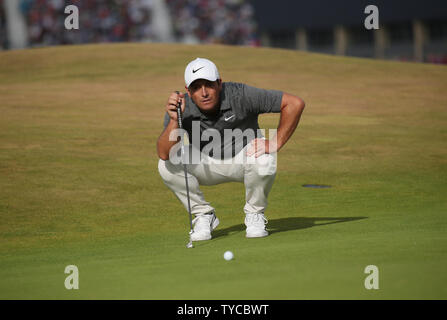 In Italien Francesco Molinari richtet einen Schlag in der Endrunde der 2018 Open-Meisterschaften in Carnoustie, Schottland am 22. Juli 2018. Molinari, gewann mit einem Score von 276, acht Schüsse unter Gleichheit Foto von Hugo Philpott/UPI Stockfoto