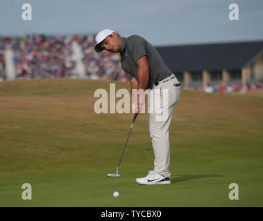 In Italien Francesco Molinari Schläge während der Endrunde in die 2018 Open-Meisterschaften in Carnoustie, Schottland am 22. Juli 2018. Molinari, gewann mit einem Score von 276, acht Schüsse unter Gleichheit Foto von Hugo Philpott/UPI Stockfoto