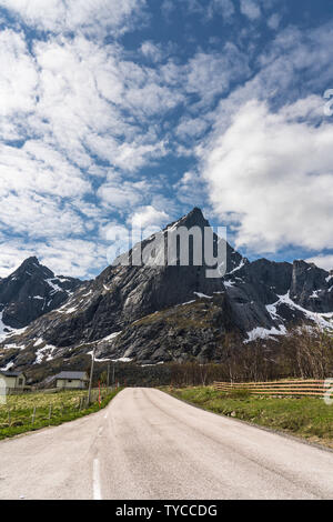 Berglandschaft in der Nähe von Flakstad, Lofoten, Norwegen an einem strahlenden Frühlingstag Stockfoto