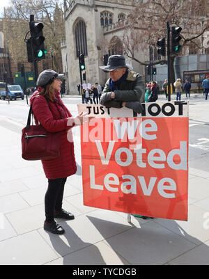 Brexit Demonstranten Kampagne außerhalb der Häuser des Parlaments in London, April 03, 2019. Theresa May ist durch Gespräche mit dem Führer der Opposition Jeremy Corbyn, ihr zu geben, um eine Chance auf eine Brexit Abkommen vor dem 12. April oder des Vereinigten Königreichs aus der Europäischen Union ohne ein Abkommen zum Absturz zu haben. Foto von Hugo Philpott/UPI Stockfoto