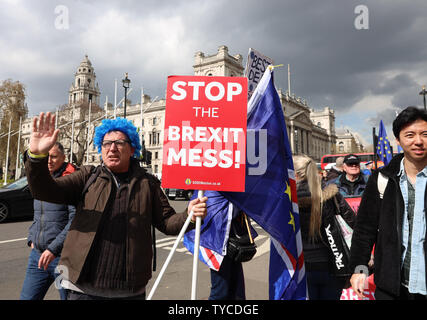 Brexit Demonstranten Kampagne außerhalb der Häuser des Parlaments in London, April 03, 2019. Theresa May ist durch Gespräche mit dem Führer der Opposition Jeremy Corbyn, ihr zu geben, um eine Chance auf eine Brexit Abkommen vor dem 12. April oder des Vereinigten Königreichs aus der Europäischen Union ohne ein Abkommen zum Absturz zu haben. Foto von Hugo Philpott/UPI Stockfoto