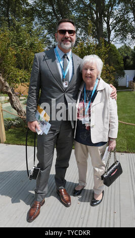 Tv-Persönlichkeit David Walliams und seine Mutter besuchen die Chelsea Flower Show 2019 in London, 20. Mai 2019. Foto von Hugo Philpott/UPI Stockfoto