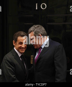 Der britische Premierminister Gordon Brown (R) sieht auf der französische Präsident Nicola Sarkozy nach einer Pressekonferenz an Nr. 10 Downing Street in London am Freitag, den 12. März 2010. UPI/Hugo Philpott Stockfoto