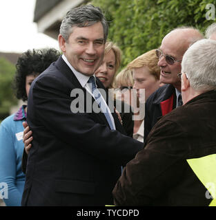 Der britische Schatzkanzler Gordon Brown grüßt Verfechter am Pitsea Freizeitzentrum in Basildon, England am ersten Tag seiner Kampagne die neue britische Prime Minister am 11. Mai 2007. Premierminister Tony Blair offiziell Schritt aus dem Amt am 27. Juni 2007. (UPI Foto/Hugo Philpott) Stockfoto