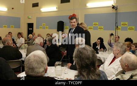 Der britische Schatzkanzler Gordon Brown spricht mit den Medien und der Öffentlichkeit am ersten Tag seiner Kampagne, um der neue britische Premierminister Pitsea Freizeitzentrum in Basildon, England am 11. Mai 2007. Premierminister Tony Blair offiziell Schritt aus dem Amt am 27. Juni 2007. (UPI Foto/Hugo Philpott) Stockfoto