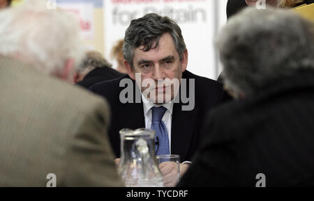 Der britische Schatzkanzler Gordon Brown spricht mit den Medien und der Öffentlichkeit am ersten Tag seiner Kampagne, um der neue britische Premierminister Pitsea Freizeitzentrum in Basildon, England am 11. Mai 2007. Premierminister Tony Blair offiziell Schritt aus dem Amt am 27. Juni 2007. (UPI Foto/Hugo Philpott) Stockfoto