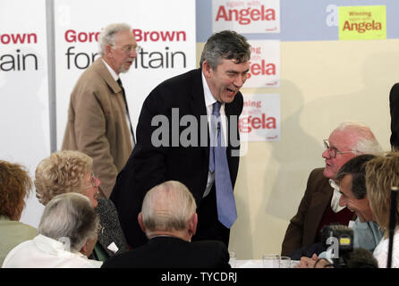 Der britische Schatzkanzler Gordon Brown (C) spricht mit den Medien und der Öffentlichkeit am ersten Tag seiner Kampagne, um der neue britische Premierminister Pitsea Freizeitzentrum in Basildon, England am 11. Mai 2007. Premierminister Tony Blair offiziell Schritt aus dem Amt am 27. Juni 2007. (UPI Foto/Hugo Philpott) Stockfoto