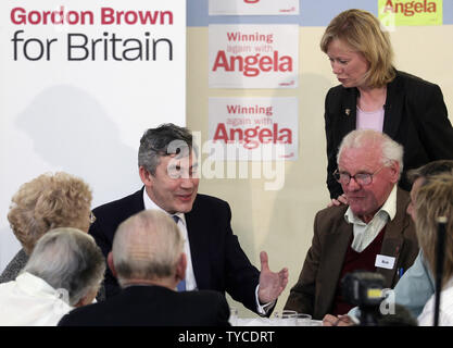 Der britische Schatzkanzler Gordon Brown (L) spricht mit den Medien und der Öffentlichkeit am ersten Tag seiner Kampagne, um der neue britische Premierminister Pitsea Freizeitzentrum in Basildon, England am 11. Mai 2007. Premierminister Tony Blair offiziell Schritt aus dem Amt am 27. Juni 2007. (UPI Foto/Hugo Philpott) Stockfoto