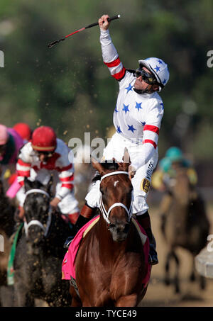 Big Brown, mit Jockey Kent Desormeaux (C) hebt seine Hand nach dem Gewinn der 134 läuft der Kentucky Derby an Churchill Downs in Louisville, Kentucky am 3. Mai 2008. (UPI Foto/Markierung Cowan) Stockfoto