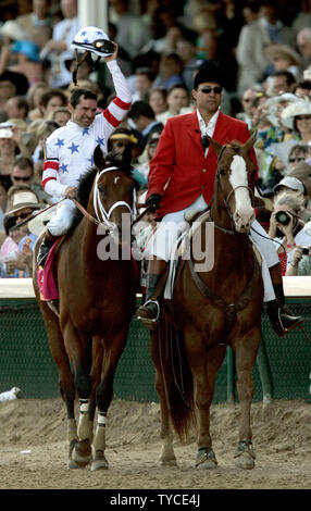 Big Brown, mit Jockey Kent Desormeaux (L) feiert den 134. Läuft der Kentucky Derby an Churchill Downs in Louisville, Kentucky am 3. Mai 2008. (UPI Foto/Markierung Cowan) Stockfoto