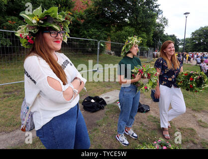 Krakau. Krakau. Polen. Mädchen und Frauen mit Blumen Kränze an der jährlichen Mittsommer Festival' Kränze' ('Wianki" in Polnisch). Stockfoto