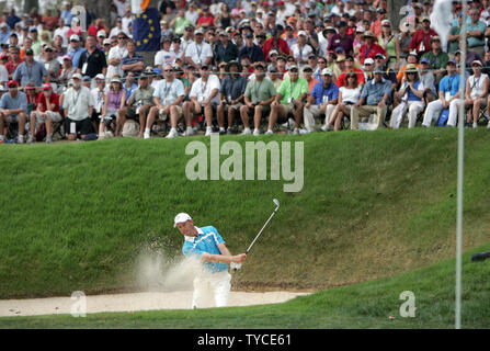 Das Team Europa Soren Hansen, aus Dänemark, Späne aus einem Bunker auf dem 14 Grün im 4-Ball Spiel gegen Team USA während der zweiten Runde der Ryder Schale an der Valhalla Golf Club in Louisville, Kentucky am 20. September 2008. (UPI Foto/Markierung Cowan) Stockfoto