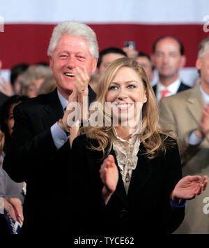 Der ehemalige Präsident Bill Clinton, Links, und Chelsea Clinton applaudieren als demokratische Präsidentschaftskandidaten Senator Hillary Clinton (D-NY) Adressen Verfechter bei einem Kentucky primäre Nacht Party in Louisville, Kentucky am 20. Mai 2008. Clinton gewann das Kentucky primär mit einen entscheidenden Sieg über Barack Obama. (UPI Foto/Markierung Cowan) Stockfoto