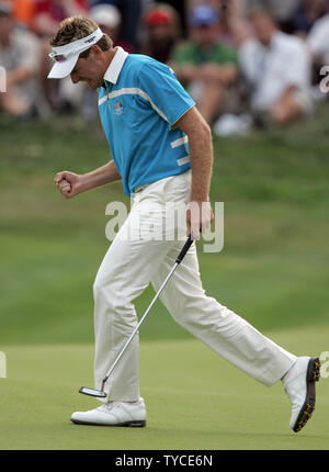 Das Team Europa Ian Poulter, aus England, reagiert auf einen Schlag auf dem 17 Grün im 4-Ball Spiel gegen Team USA während der zweiten Runde der Ryder Schale an der Valhalla Golf Club in Louisville, Kentucky am 20. September 2008. (UPI Foto/Markierung Cowan) Stockfoto