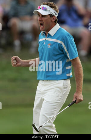 Das Team Europa Ian Poulter, aus England, reagiert auf einen Schlag auf dem 17 Grün im 4-Ball Spiel gegen Team USA während der zweiten Runde der Ryder Schale an der Valhalla Golf Club in Louisville, Kentucky am 20. September 2008. (UPI Foto/Markierung Cowan) Stockfoto