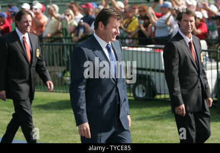 Europäische Ryder Cup Captain Nick Faldo von Großbritannien, Mitte, tritt während der Eröffnungsfeier für die Ryder Schale mit uns Kapitän Paul Azinger, rechts, und Spieler Phil Mickelson, links, an der Valhalla Golf Club in Louisville am 18. September 2008. (UPI Foto/Markierung Cowan) Stockfoto