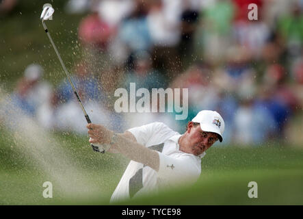 Das Team USA Phil Mickelson Späne aus einem Bunker am 13. Fairway während 4-Ball spielen gegen das Team Europa in der ersten Runde der Ryder Schale an der Valhalla Golf Club in Louisville, Kentucky am 19. September 2008. (UPI Foto/Markierung Cowan) Stockfoto