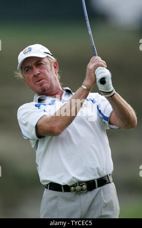 Das Team Europa Miguel Angel Jimenez, aus Spanien, Uhren sein T-Stück auf der 15 Schuß während 4-Ball Spiel gegen Team USA in der ersten Runde der Ryder Schale an der Valhalla Golf Club in Louisville, Kentucky am 19. September 2008. (UPI Foto/Markierung Cowan) Stockfoto