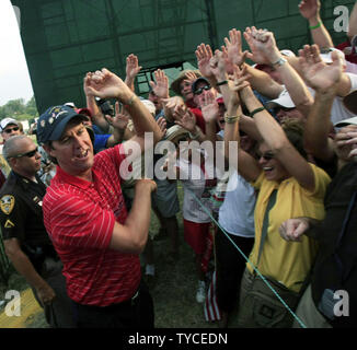 Vereinigte Staaten Ryder Schale Kapitän Paul Azinger feiert mit den Fans nach den USA Europa im Ryder Cup besiegt auf dem Valhalla Golf Club in Louisville, Kentucky am 21. September 2008. (UPI Foto/Tom Russo) Stockfoto