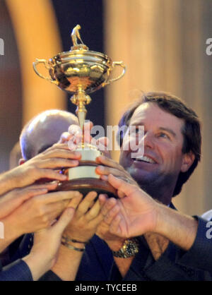 Vereinigte Staaten Ryder Schale Kapitän Paul Azinger hält die Ryder Schale zusammen mit dem Rest der US-Mannschaft, nachdem Sie das Europäische Team für die Ryder Schale an der Valhalla Golf Club in Louisville, Kentucky am 21. September 2008 besiegt. (UPI Foto/Tom Russo) Stockfoto