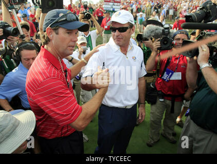 Vereinigte Staaten Ryder Schale Kapitän Paul Azinger, Links, nimmt Glückwünsche von europäischen Ryder Cup Captain Nick Faldo auf dem 17 grün, nachdem die US-Europa für den Ryder Cup unterlag an der Valhalla Golf Club in Louisville, Kentucky am 21. September 2008. (UPI Foto/Tom Russo) Stockfoto