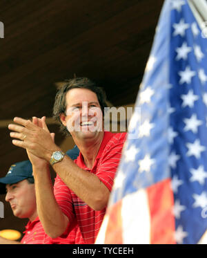 Vereinigte Staaten Ryder Schale Kapitän Paul Azinger feiert zusammen mit dem Rest der US-Mannschaft, nachdem Sie das Europäische Team für die Ryder Schale an der Valhalla Golf Club in Louisville, Kentucky am 21. September 2008 besiegt. (UPI Foto/Tom Russo) Stockfoto