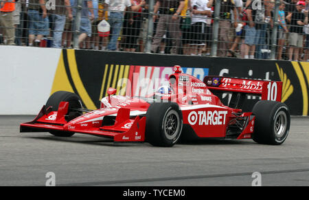 Indianapolis 500-Sieger Dario Franchitti läuft am Anschluss vor der NASCAR Sprint Cup LENNOX Werkzeuge 301 unterstützt die Ankündigung der IZOD IndyCar Series Rückkehr in New Hampshire Motor Speedway in Loudon, New Hampshire ist am 27. Juni 2010. UPI/Malcolm Hoffnung Stockfoto